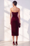 Vestido de terciopelo sin tirantes con corsé burdeos