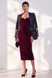 Vestido de terciopelo sin tirantes con corsé burdeos