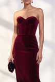 Vestido de terciopelo sin tirantes con corsé burdeos