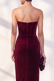 Vestido de terciopelo sin tirantes con corsé burdeos