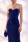 Vestido de terciopelo sin tirantes con corsé burdeos