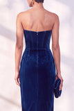 Vestido de terciopelo sin tirantes con corsé burdeos