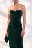 Vestido de terciopelo sin tirantes con corsé burdeos