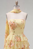 Vestido corto de bienvenida amarillo sin tirantes floral con volantes en forma de A, flor y volantes