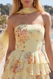 Vestido corto de bienvenida amarillo sin tirantes floral con volantes en forma de A, flor y volantes