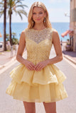 Vestido de bienvenida corto amarillo de cuello redondo con niveles y perlas