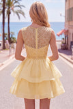 Vestido de bienvenida corto amarillo de cuello redondo con niveles y perlas