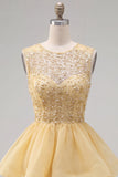 Vestido de bienvenida corto amarillo de cuello redondo con niveles y perlas