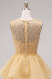 Vestido de bienvenida corto amarillo de cuello redondo con niveles y perlas
