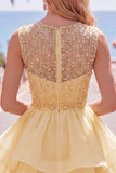 Vestido de bienvenida corto amarillo de cuello redondo con niveles y perlas