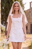 Vestido de novia mini elopement blanco de cuello cuadrado y escote cuadrado con una flor 3D