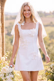 Vestido de novia mini elopement blanco de cuello cuadrado y escote cuadrado con una flor 3D