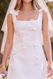 Vestido de novia mini elopement blanco de cuello cuadrado y escote cuadrado con una flor 3D
