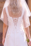 Vestido de novia mini elopement blanco de cuello cuadrado y escote cuadrado con una flor 3D