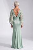 Vestido largo de madre de la novia con cuello bateau de sirena verde y mangas acampanadas