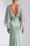 Vestido largo de madre de la novia con cuello bateau de sirena verde y mangas acampanadas