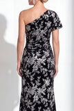 Vestido largo de madre de la novia de terciopelo fucsia fucsia de sirena, floral de un solo hombro