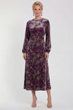 Vestido de madre de la novia midi midi floral de terciopelo fucsia con cuello redondo y manga larga