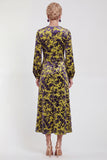 Vestido de madre de la novia midi midi floral de terciopelo fucsia con cuello redondo y manga larga