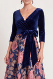 Vestido largo de Madre de la Novia de flor azul en línea A con escote en V y mangas 3/4