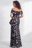 Vestido largo de sirena negra floral con volantes y abertura de sirena descubierto