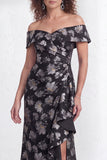 Vestido largo de sirena negra floral con volantes y abertura de sirena descubierto