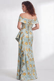 Vestido largo de sirena negra floral con volantes y abertura de sirena descubierto