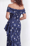 Vestido largo de sirena negra floral con volantes y abertura de sirena descubierto