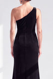 Vestido largo de madre de la novia de un hombro con volantes y de terciopelo negro