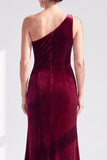 Vestido largo de madre de la novia de un hombro con volantes y de terciopelo negro