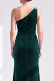 Vestido largo de madre de la novia de un hombro con volantes y de terciopelo negro