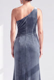Vestido largo de madre de la novia de un hombro con volantes y de terciopelo negro