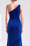 Vestido largo de madre de la novia de un hombro con volantes y de terciopelo negro