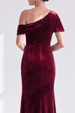 Vestido largo de madre de la novia con terciopelo burdeos sirena al descubierto en los hombros