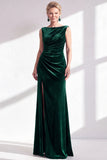 Vestido largo de sirena de veludo verde oscuro con cuello de marija fruncido y abertura