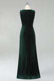 Vestido largo de sirena de veludo verde oscuro con cuello de marija fruncido y abertura