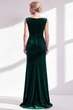 Vestido largo de sirena de veludo verde oscuro con cuello de marija fruncido y abertura