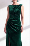 Vestido largo de sirena de veludo verde oscuro con cuello de marija fruncido y abertura