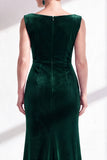 Vestido largo de sirena de veludo verde oscuro con cuello de marija fruncido y abertura