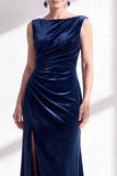 Vestido largo de sirena de veludo verde oscuro con cuello de marija fruncido y abertura