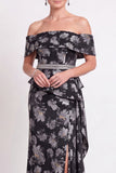Vestido largo de sirena azul con volantes florales y hombros largos de madre de la novia con abertura