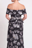Vestido largo de sirena azul con volantes florales y hombros largos de madre de la novia con abertura