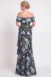 Vestido largo de sirena azul con volantes florales y hombros largos de madre de la novia con abertura