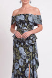 Vestido largo de sirena azul con volantes florales y hombros largos de madre de la novia con abertura