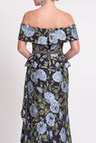 Vestido largo de sirena azul con volantes florales y hombros largos de madre de la novia con abertura