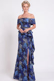 Vestido largo de sirena azul con volantes florales y hombros largos de madre de la novia con abertura
