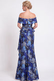 Vestido largo de sirena azul con volantes florales y hombros largos de madre de la novia con abertura