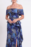 Vestido largo de sirena azul con volantes florales y hombros largos de madre de la novia con abertura