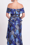 Vestido largo de sirena azul con volantes florales y hombros largos de madre de la novia con abertura