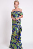 Vestido largo de sirena azul con volantes florales y hombros largos de madre de la novia con abertura